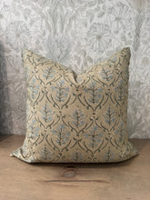 Load image into Gallery viewer, Sue Floral Pillow Cover