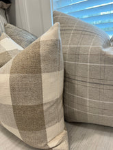 Load image into Gallery viewer, Sandra Pillow Cover