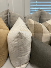 Load image into Gallery viewer, Sandra Pillow Cover