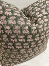 Load image into Gallery viewer, Kilee Floral Pillow Cover