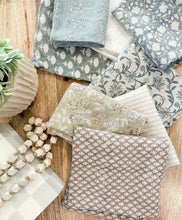 Load image into Gallery viewer, Loma Floral Pillow Cover