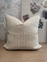Load image into Gallery viewer, Gold/cream houndstooth Pillow Cover
