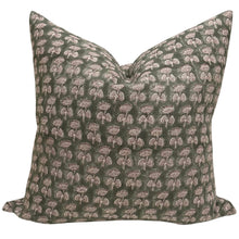 Load image into Gallery viewer, Kilee Floral Pillow Cover

