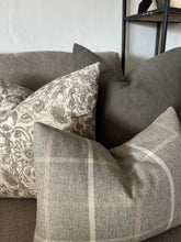 Load image into Gallery viewer, Kathrine Floral Pillow Cover
