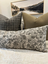 Load image into Gallery viewer, Olive linen Pillow Cover

