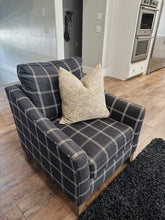 Load image into Gallery viewer, Delores Floral Pillow Cover
