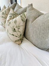 Load image into Gallery viewer, Savvy Floral Pillow Cover
