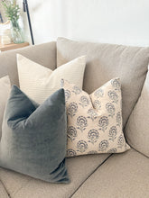 Load image into Gallery viewer, Blakely Floral Pillow Cover
