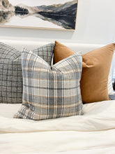 Load image into Gallery viewer, Leesh Pillow Cover
